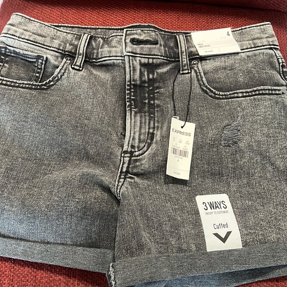 BRAND NEW, never worn black Express jean shorts. Button and zip closure. Size 4 - Picture 2 of 6